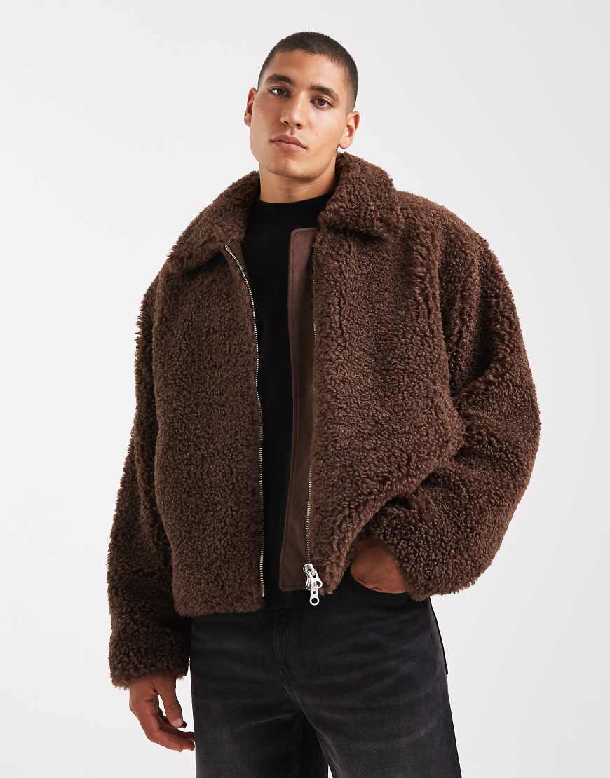 ASOS DESIGN - Oversize-Trainerjacke aus Teddyfell in Braun-Brown von ASOS DESIGN