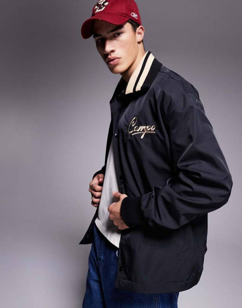 ASOS DESIGN - Oversize-Trainerjacke in Schwarz mit Stickerei und Zierstreifen von ASOS DESIGN