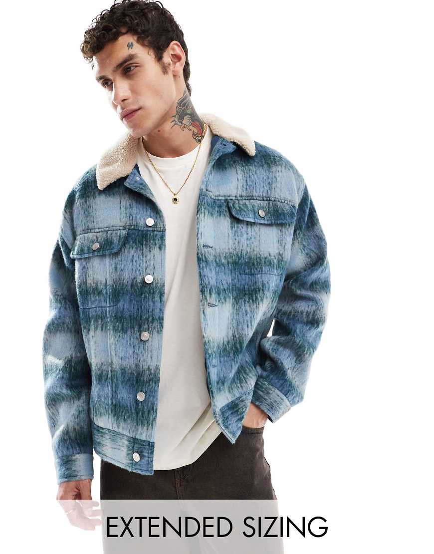 ASOS DESIGN - Oversize-Trucker-Jacke in Wolloptik mit blauem Karomuster und Teddyfell-Kragen von ASOS DESIGN