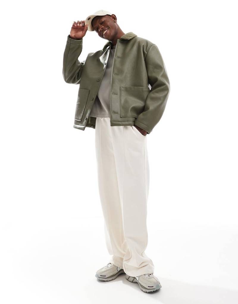 ASOS DESIGN - Oversize-Worker-Jacke aus Kunstleder in Grün mit Teddyfutter von ASOS DESIGN