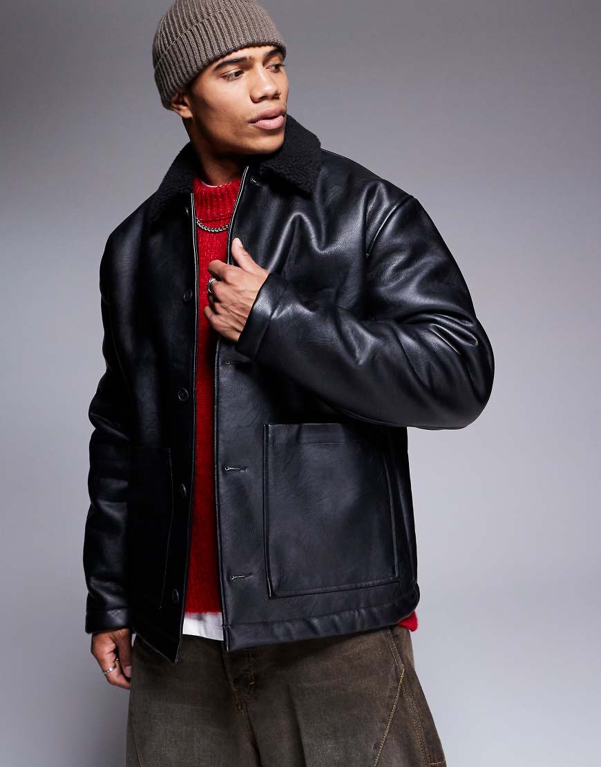 ASOS DESIGN - Oversize-Worker-Jacke aus Kunstleder in Schwarz mit Teddyfutter ASOS DESIGN - Oversize-Worker-Jacke aus Kunstleder in Schwarz mit Teddyfutter von ASOS DESIGN