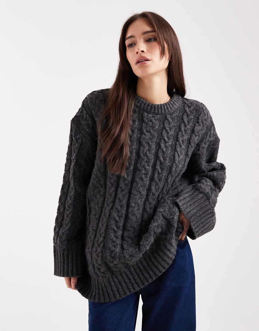 ASOS DESIGN - Oversize-Zopfstrickpullover in Anthrazit mit Rundhalsausschnitt-Grau von ASOS DESIGN