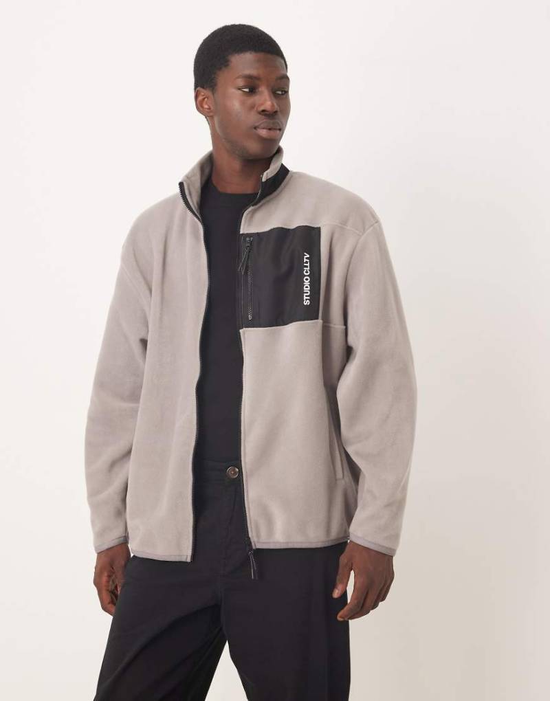 ASOS DESIGN - Locker geschnittene Fleecejacke in Grau mit Reißverschluss und Nylontasche von ASOS DESIGN