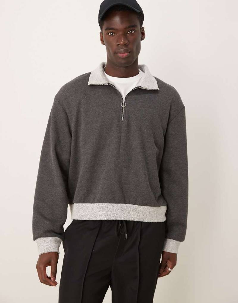 ASOS DESIGN - Oversized Boxy Fit Sweatshirt in Anthrazit mit Trichterkragen, kurzem Reißverschluss und Kontrast-Säumen-Grau von ASOS DESIGN