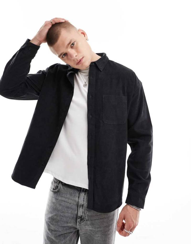 ASOS DESIGN - Oversized-Cordhemd im 90er-Stil in verwaschenem Schwarz von ASOS DESIGN