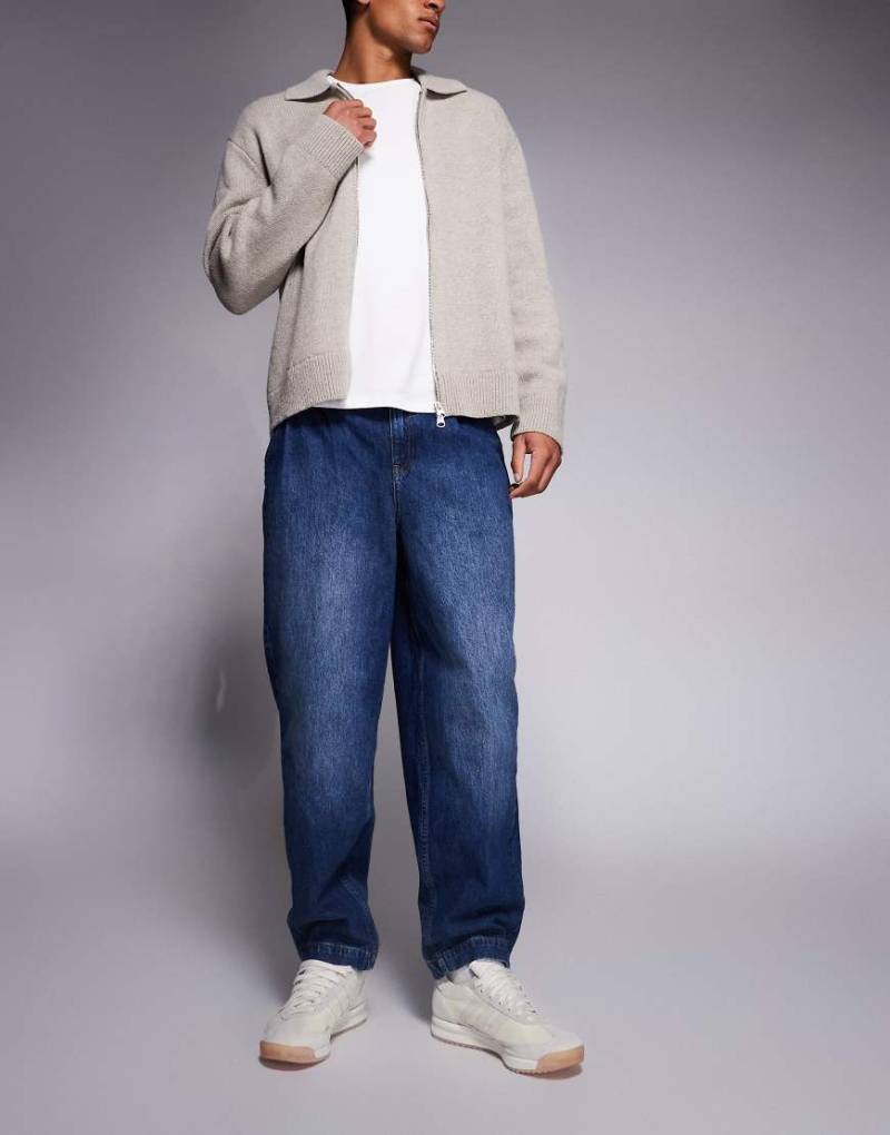 ASOS DESIGN - Oversized-Jeans in dunkler Waschung mit schmal zulaufendem Bein und Bundfalten-Blau von ASOS DESIGN