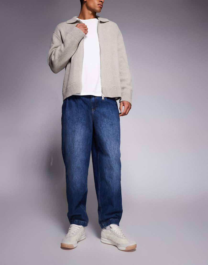 ASOS DESIGN - Oversized-Jeans in dunkler Waschung mit schmal zulaufendem Bein und Bundfalten-Blau von ASOS DESIGN