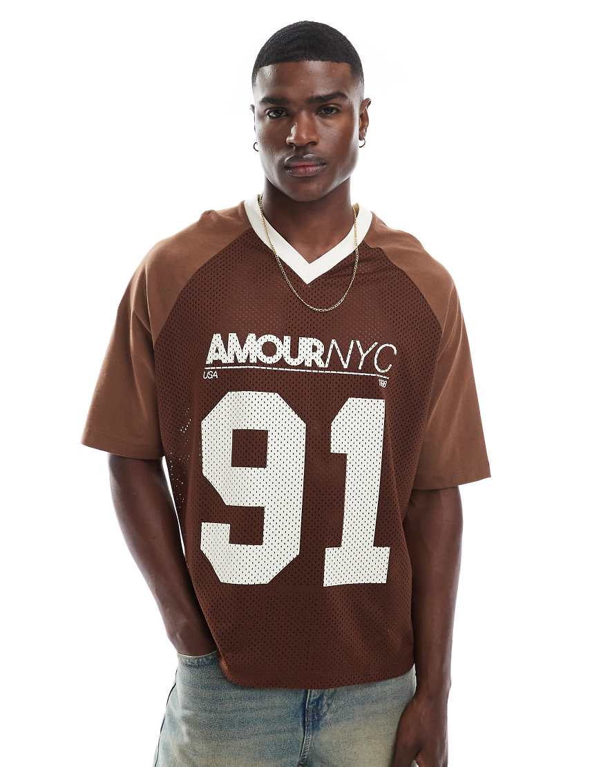 ASOS DESIGN - Oversized-T-Shirt aus Sport-Mesh mit Print vorne-Braun von ASOS DESIGN