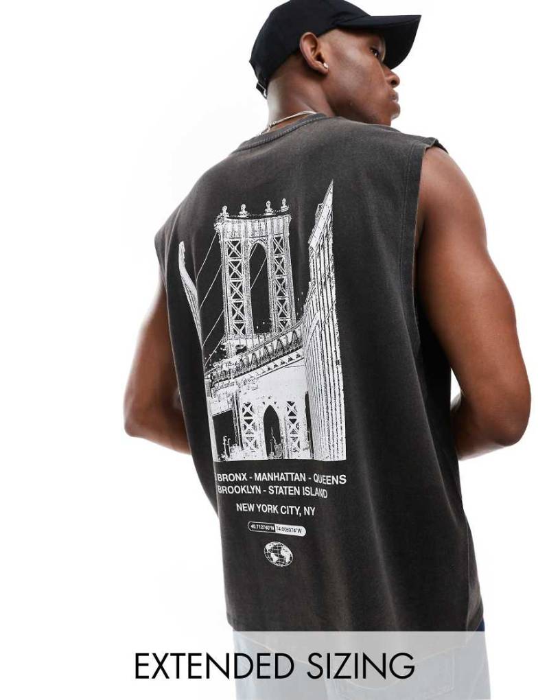 ASOS DESIGN - Oversized-Trägertop in verwaschenem Schwarz mit City-Rückenprint von ASOS DESIGN