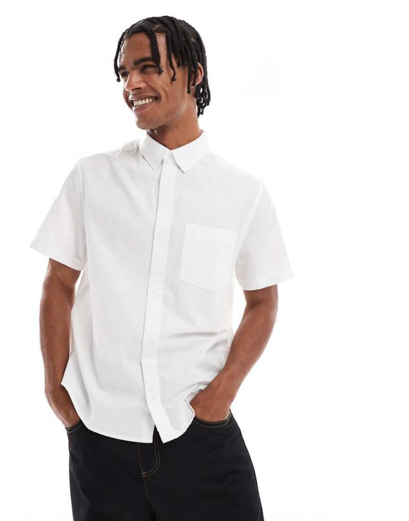 ASOS DESIGN - Regulär geschnittenes, kurzärmliges Oxford-Hemd in Weiß von ASOS DESIGN