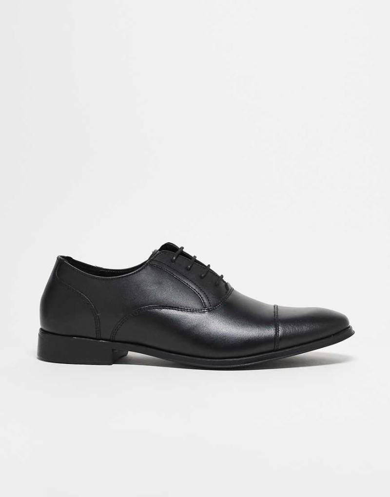 ASOS DESIGN - Oxford-Schuhe aus schwarzem Leder mit Zehenkappe von ASOS DESIGN