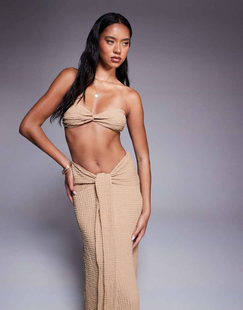 ASOS DESIGN - Ozzy - Trägerloses Strand-Top in Creme mit Strukturmuster und Zierknoten vorne-Weiß von ASOS DESIGN