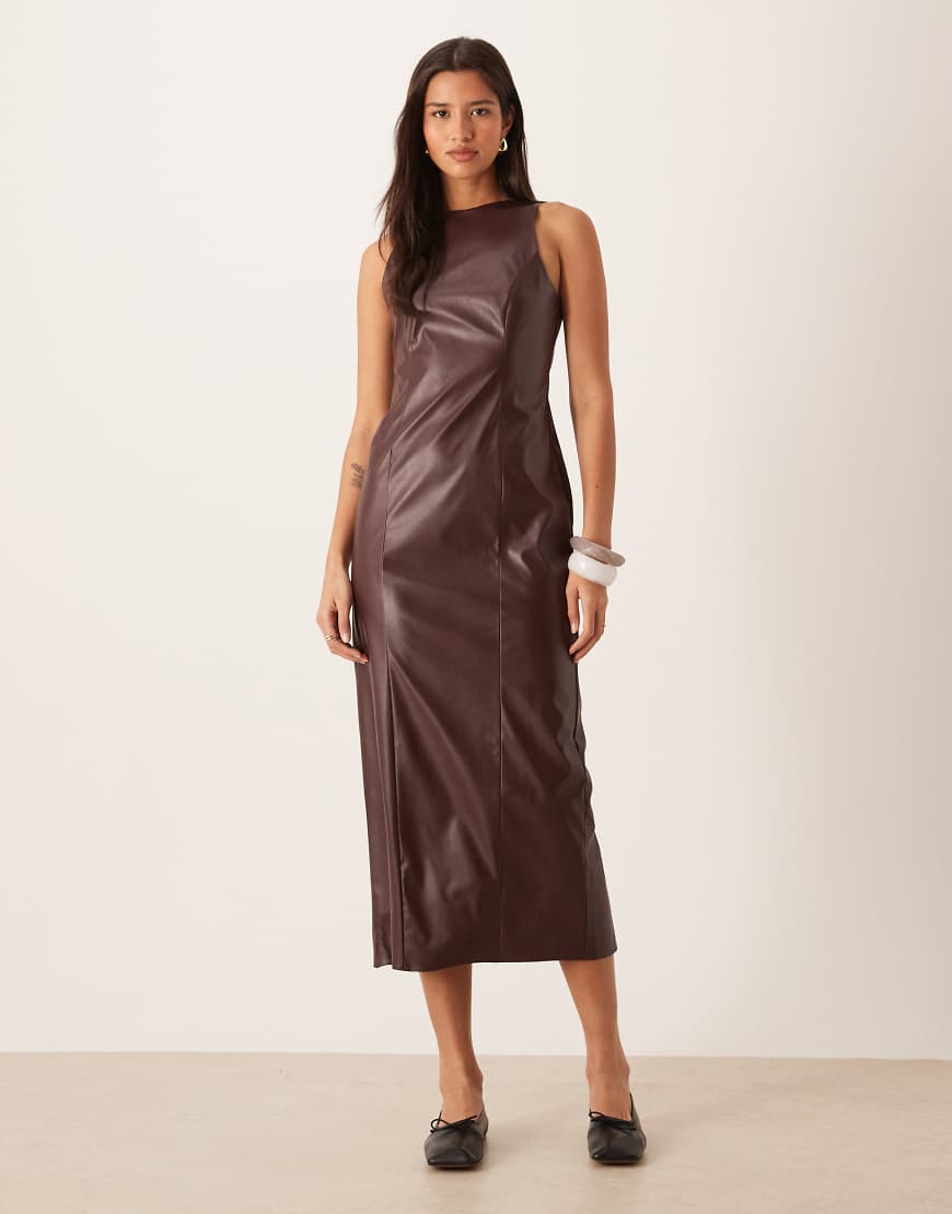 ASOS DESIGN - PU-Midikleid in Schokobraun mit Racerback-Rot von ASOS DESIGN