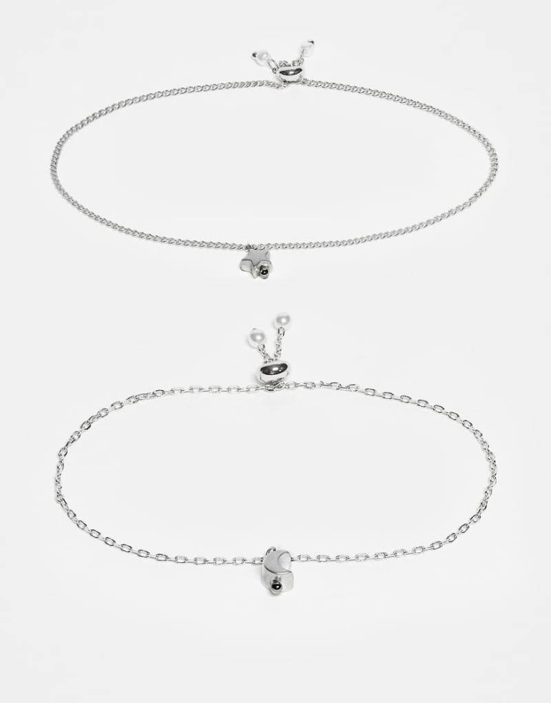 ASOS DESIGN - Packung mit 2 Freundschaftsarmbändern mit Tropfenanhänger aus Kunstperlen-Silber von ASOS DESIGN