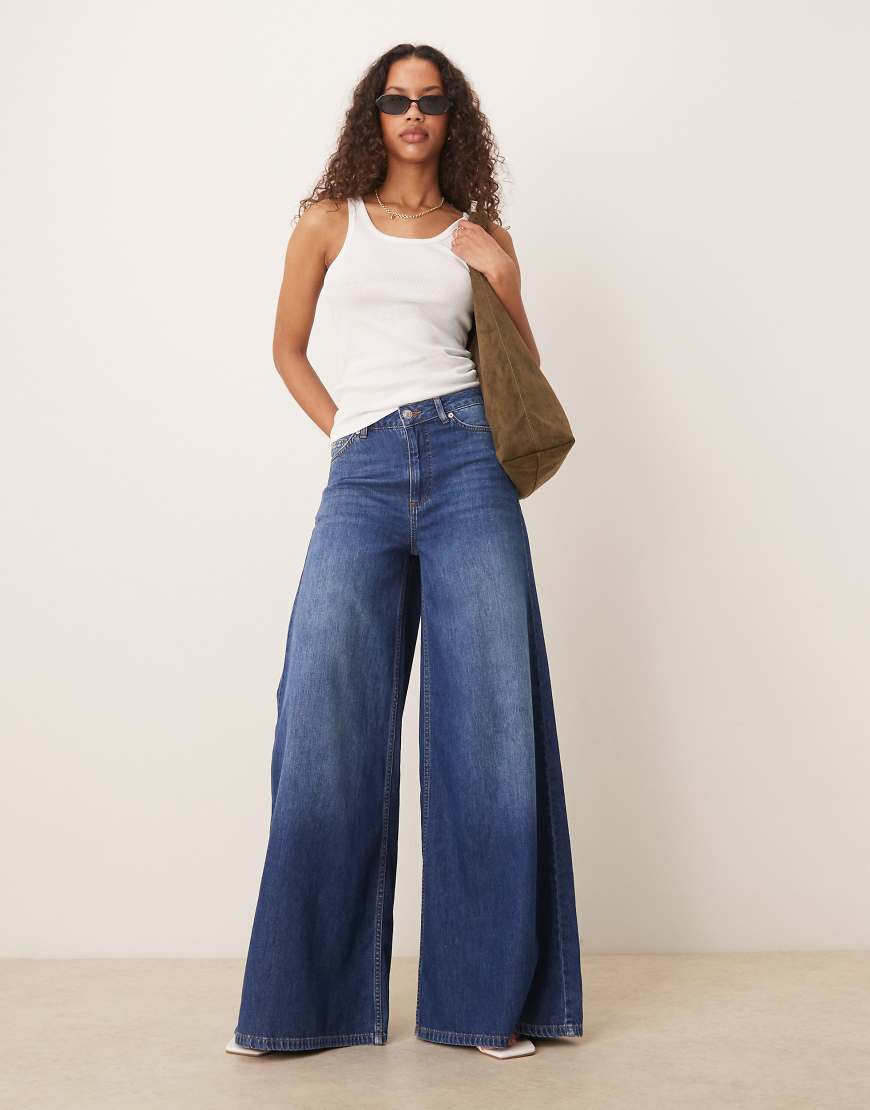 ASOS DESIGN - Palazzo-Jeans in dunklem Mittelblau mit weitem Bein von ASOS DESIGN