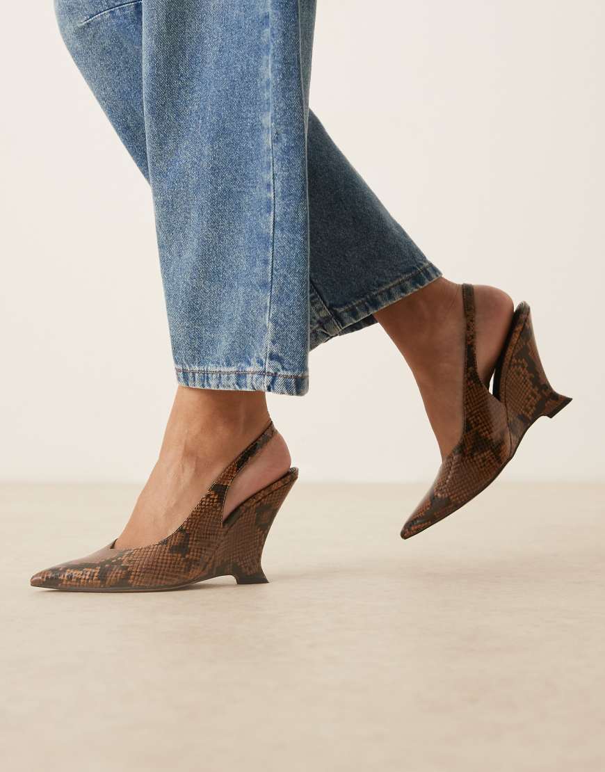 ASOS DESIGN - Palmer - Slingback-Schuhe mit Keilabsatz und Schlangenmuster-Bunt von ASOS DESIGN