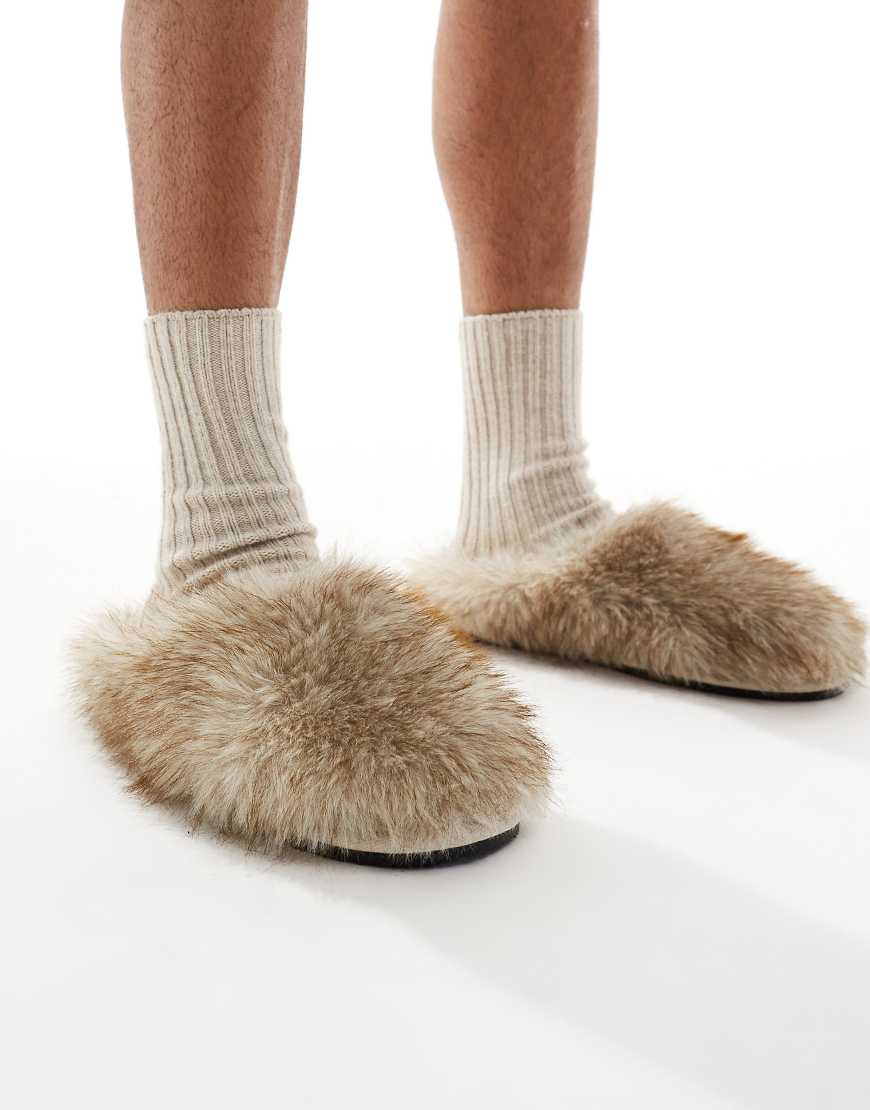 ASOS DESIGN - Pantoffel-Hausschuhe in Braun aus Kunstpelz-Brown ASOS DESIGN - Pantoffel-Hausschuhe in Braun aus Kunstpelz-Brown von ASOS DESIGN