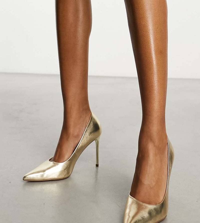 ASOS DESIGN - Paphos - Spitze Pumps in Gold mit hohem Absatz, weite Passform-Goldfarben von ASOS DESIGN Wide Fit