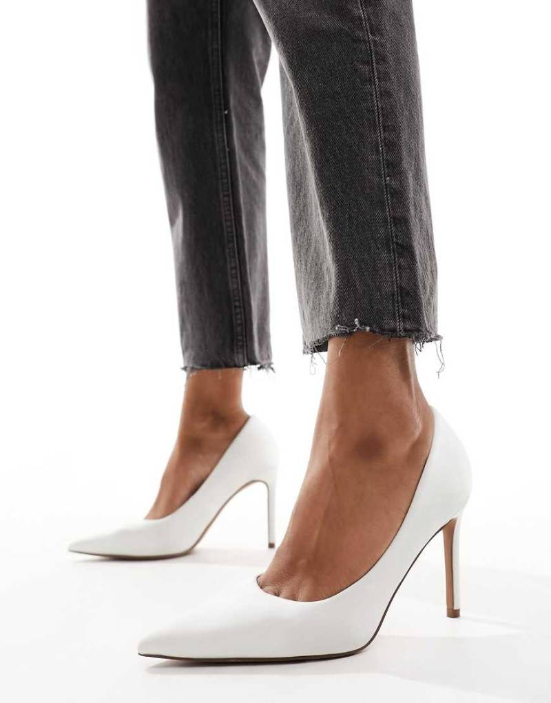 ASOS DESIGN - Paphos - Spitze Satin-Pumps in Elfenbeinweiß mit hohem Absatz von ASOS DESIGN