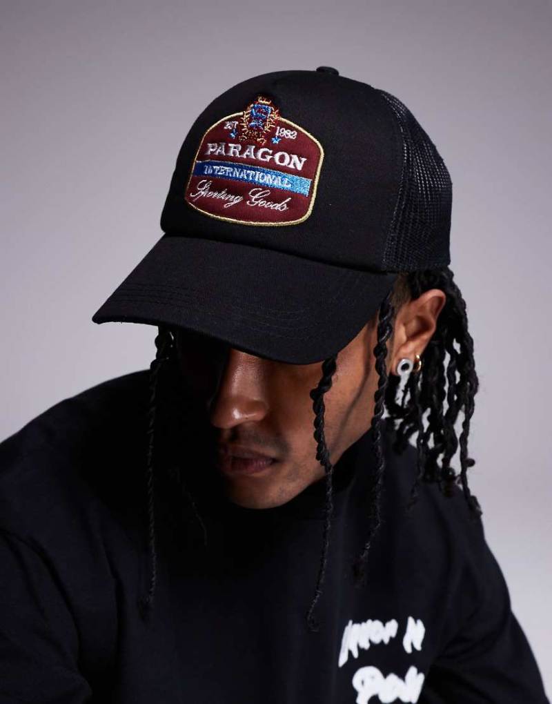 ASOS DESIGN - Paragon - Truckerkappe in Schwarz mit Aufnäher von ASOS DESIGN