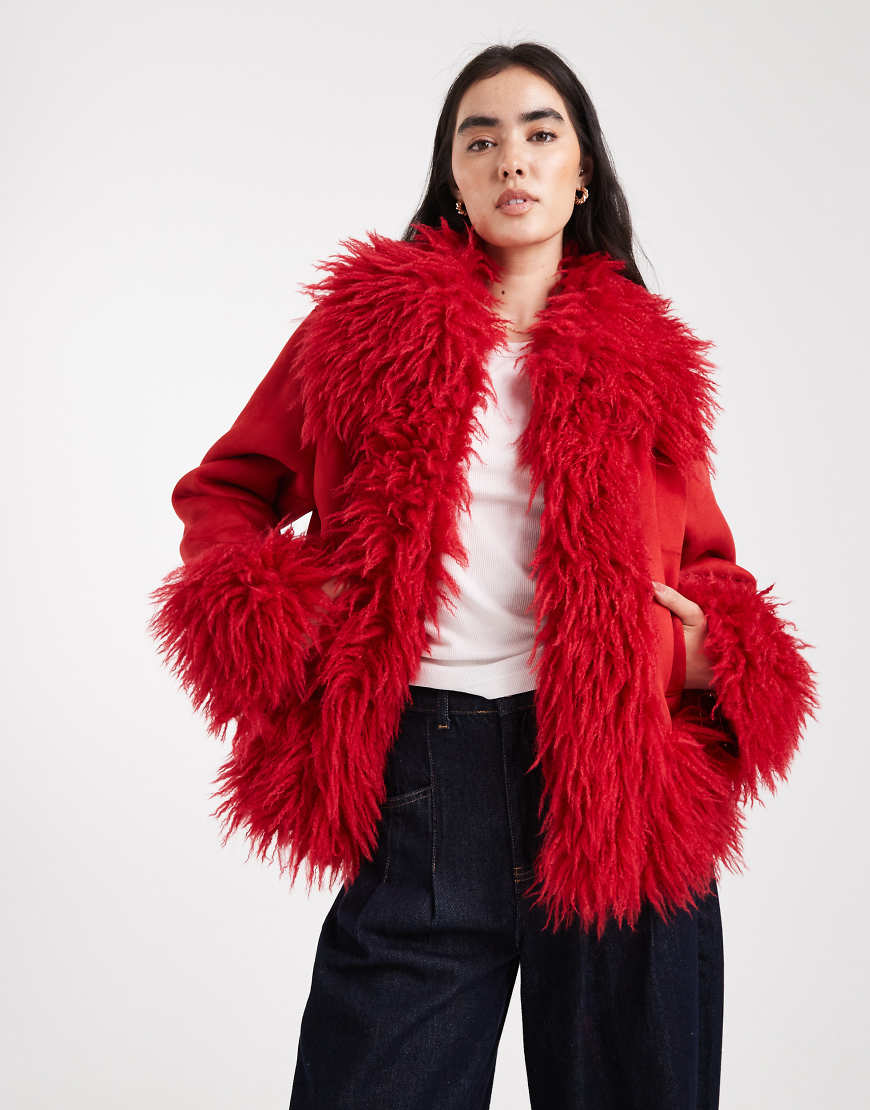 ASOS DESIGN - Penny Lane - Mantel in Rot mit Kunstpelzbesatz von ASOS DESIGN