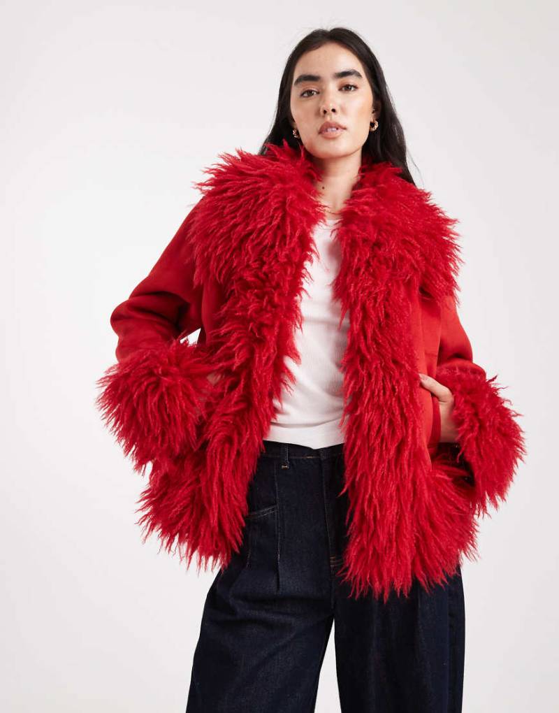 ASOS DESIGN - Penny Lane - Mantel in Rot mit Kunstpelzbesatz von ASOS DESIGN
