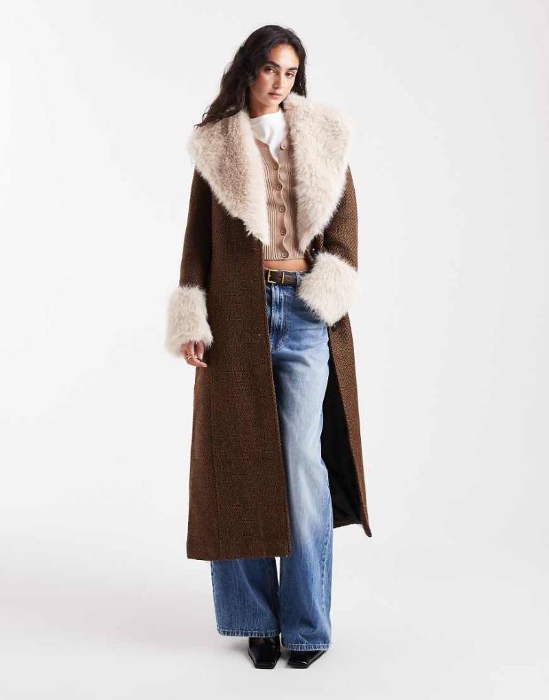 ASOS DESIGN - Penny-Lane-Mantel mit Longline-Schnitt in Braun mit Struktur und Kunstpelzbesatz-Brown von ASOS DESIGN