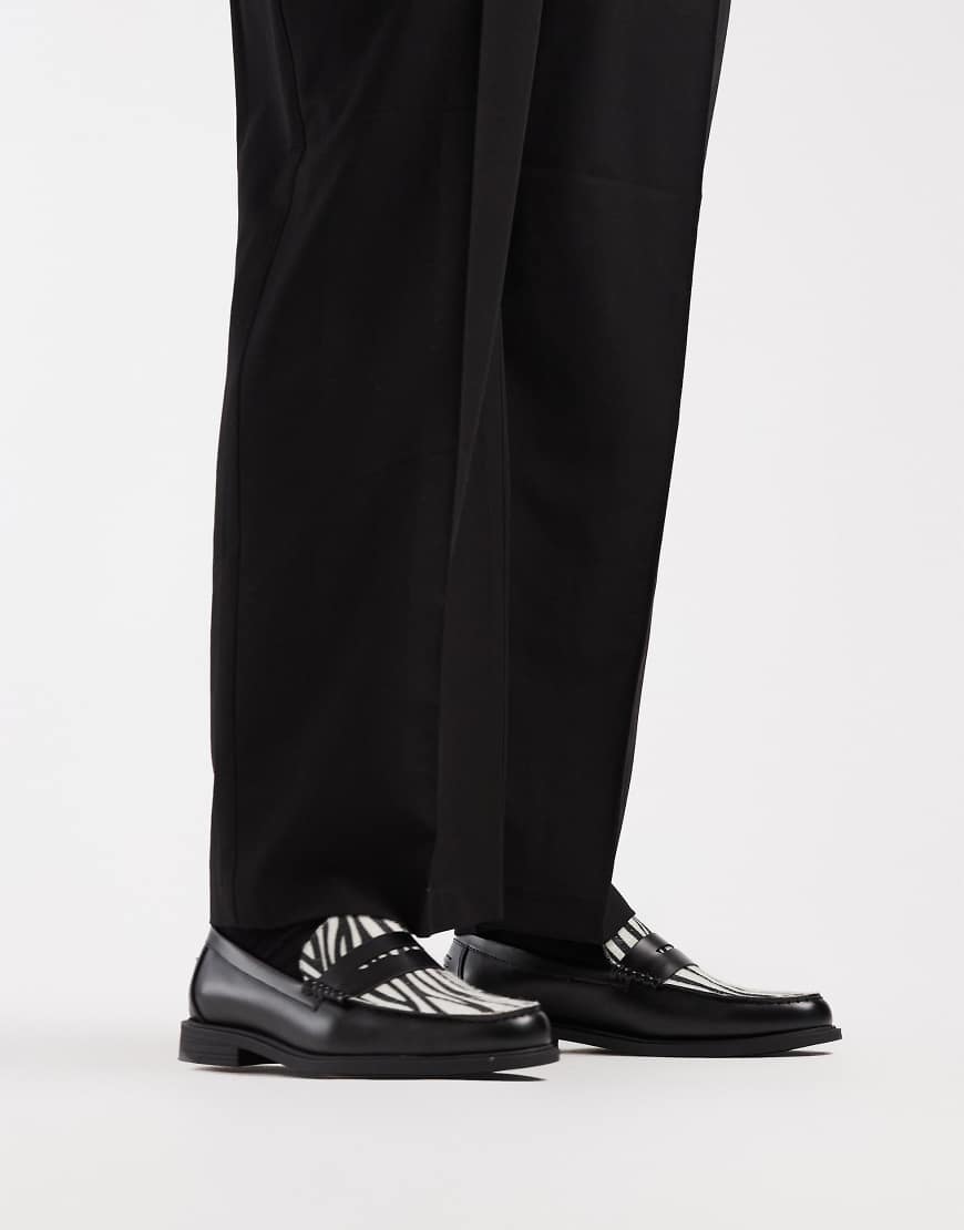 ASOS DESIGN - Penny-Loafer aus Kunstleder in Schwarz mit Vorderblatt in Zebraoptik von ASOS DESIGN