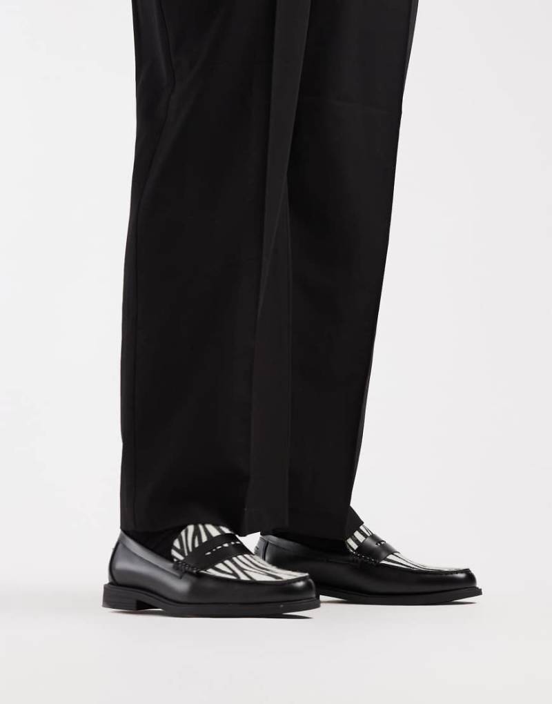 ASOS DESIGN - Penny-Loafer aus Kunstleder in Schwarz mit Vorderblatt in Zebraoptik von ASOS DESIGN
