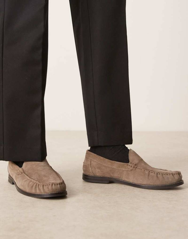 ASOS DESIGN - Penny-Loafer aus Wildleder in Steinbeige mit Raffung-Neutral von ASOS DESIGN