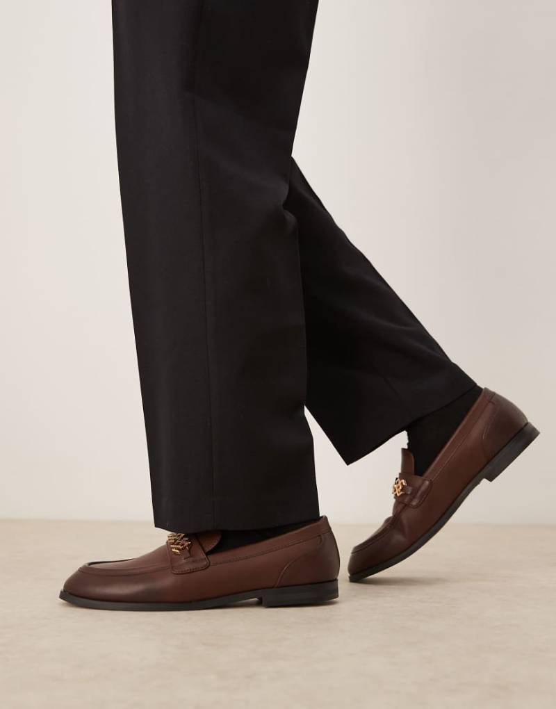 ASOS DESIGN - Penny-Loafer in Braun mit goldener Metallverzierung von ASOS DESIGN