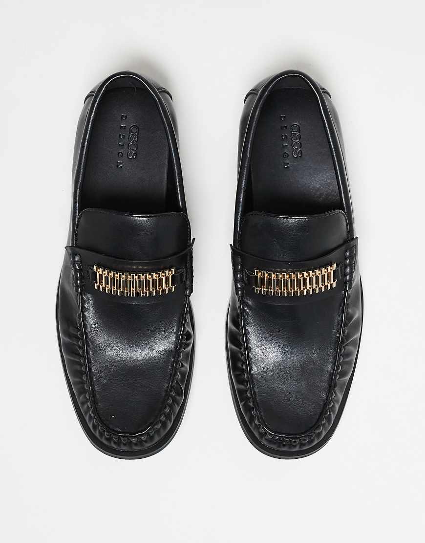 ASOS DESIGN - Penny-Loafer in Schwarz mit goldfarbenem Metalldetail von ASOS DESIGN