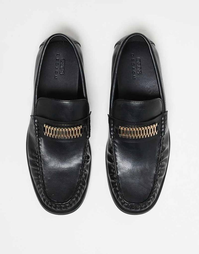 ASOS DESIGN - Penny-Loafer in Schwarz mit goldfarbenem Metalldetail von ASOS DESIGN