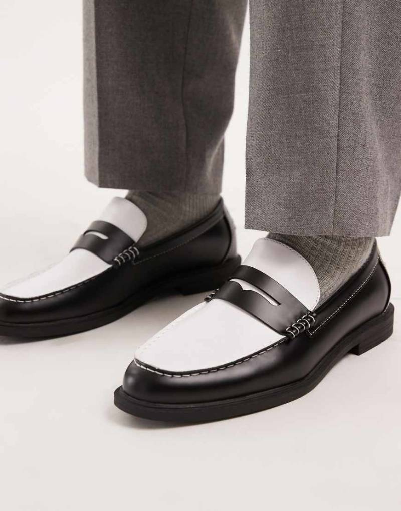 ASOS DESIGN - Penny-Loafer in Schwarz und Weiß von ASOS DESIGN