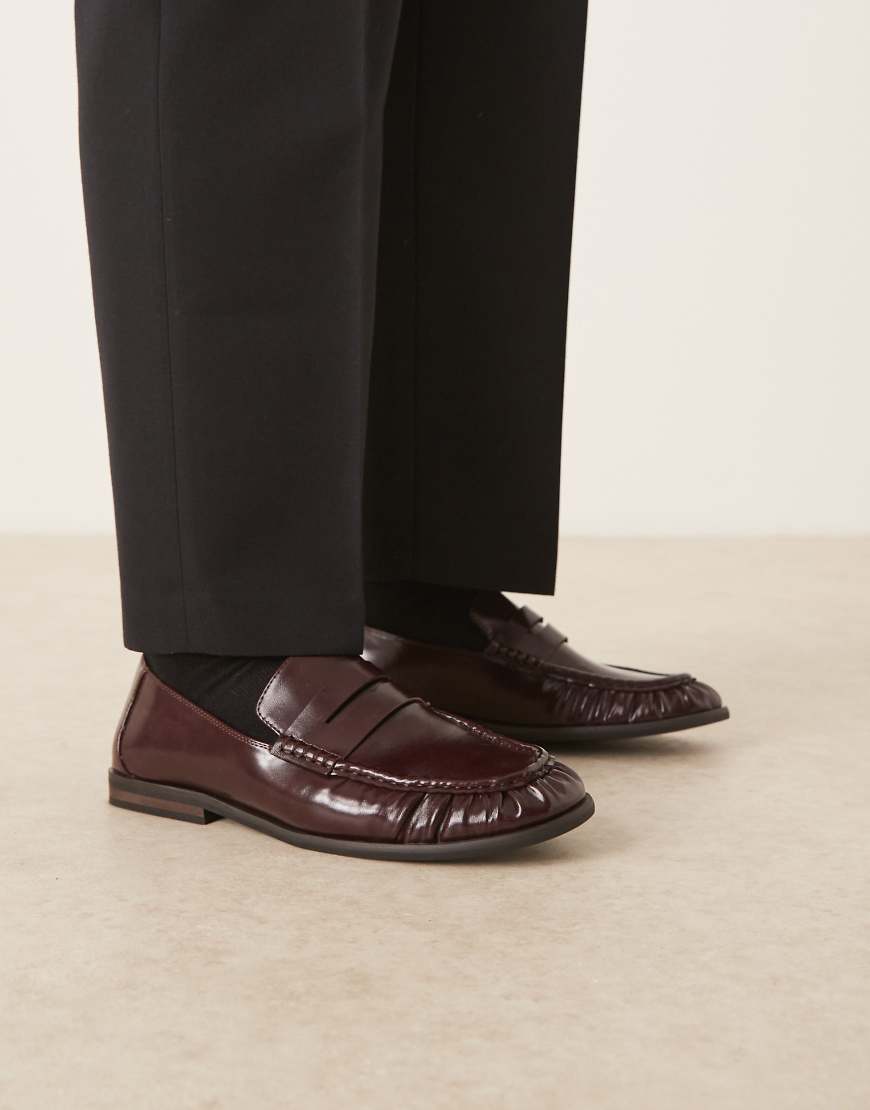 ASOS DESIGN - Pennyloafer in Burgunderrot mit Raffung von ASOS DESIGN