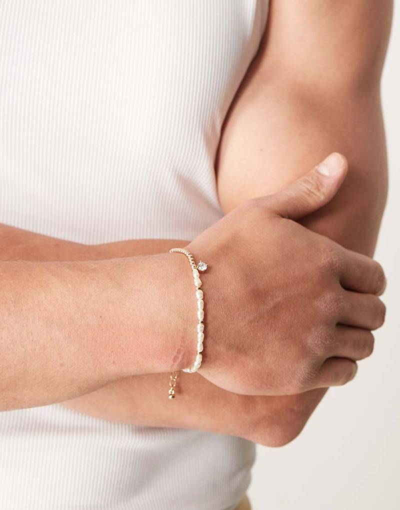 ASOS DESIGN - Goldfarbenes Festival-Armband mit Kunstperlen von ASOS DESIGN