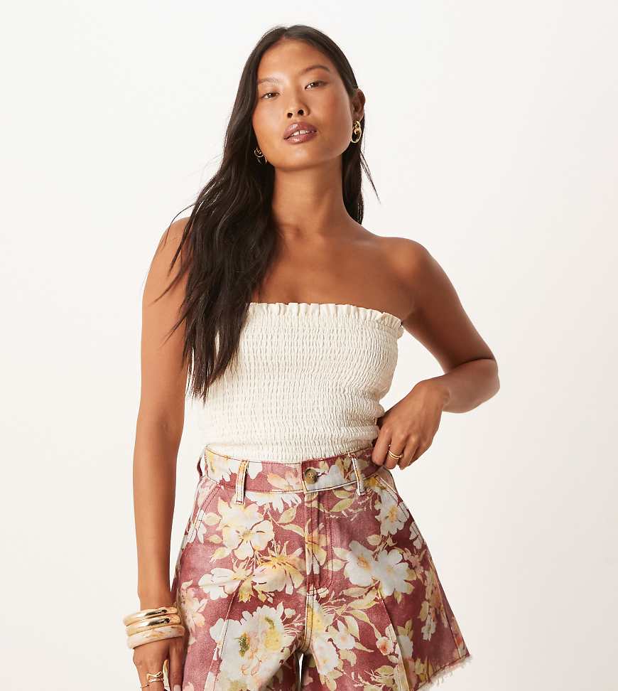 ASOS DESIGN Petite - A-Linien-Shorts in Rot mit Blumenmuster ASOS DESIGN Petite - A-Linien-Shorts in Rot mit Blumenmuster von ASOS DESIGN