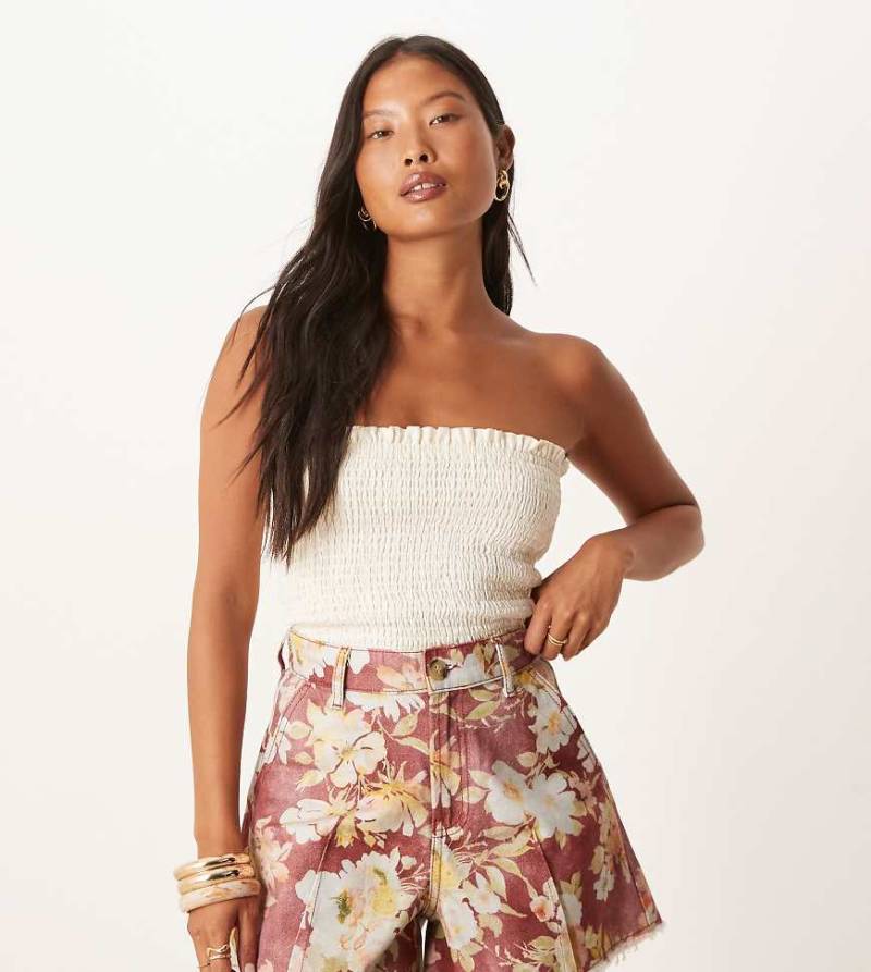 ASOS DESIGN Petite - A-Linien-Shorts in Rot mit Blumenmuster von ASOS DESIGN