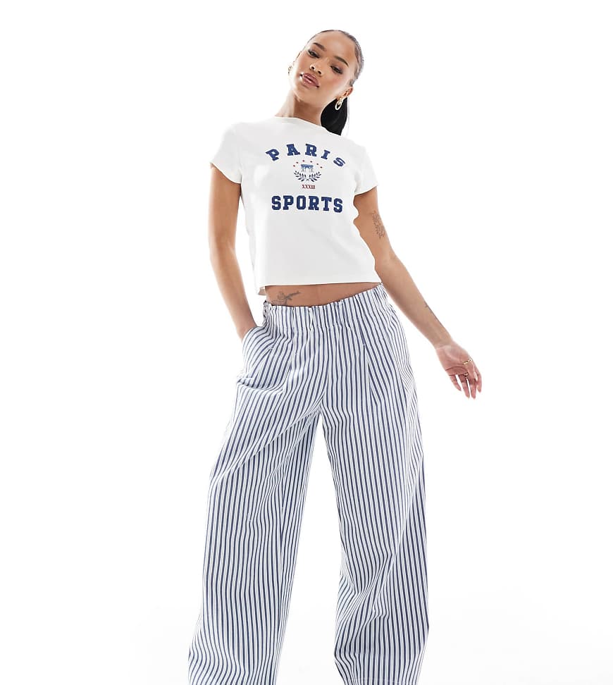 ASOS DESIGN Petite - Besonders weite Schlupfhose in gestreiftem Blau mit weitem Bein-Bunt von ASOS Petite
