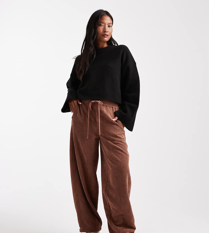 ASOS DESIGN Petite - Schlupf-Jeans aus Cord in Schokobraun mit abgerundetem Beinschnitt-Brown von ASOS DESIGN