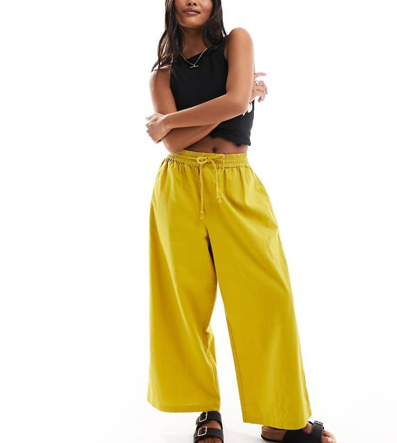 ASOS DESIGN Petite - Barrel Leg Fit Pull-on-Hose in Chartreuse mit Leinenanteil-Gelb von ASOS DESIGN