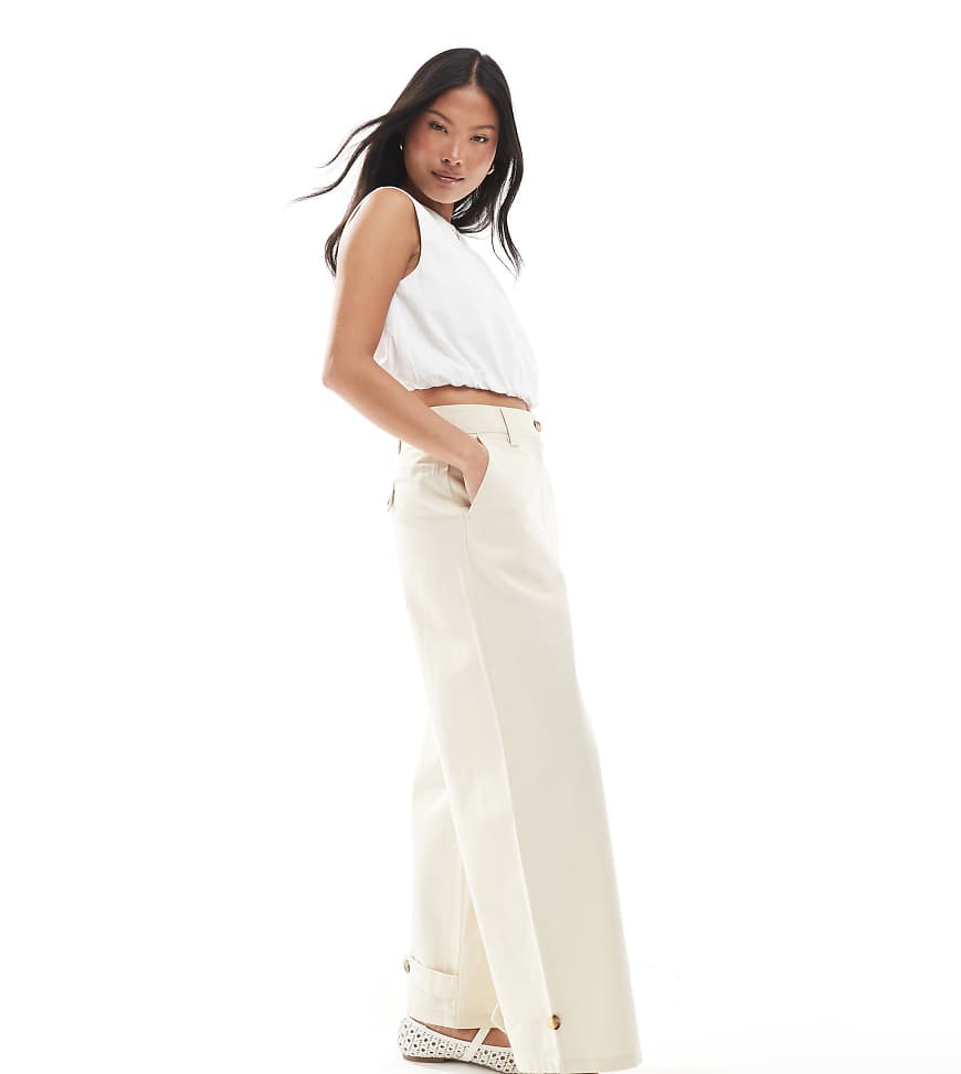 ASOS DESIGN Petite - Gewaschene Barrel-Leg-Hose in Knochenweiß mit Knopflaschen-Bunt ASOS DESIGN Petite - Gewaschene Barrel-Leg-Hose in Knochenweiß mit Knopflaschen-Bunt von ASOS DESIGN