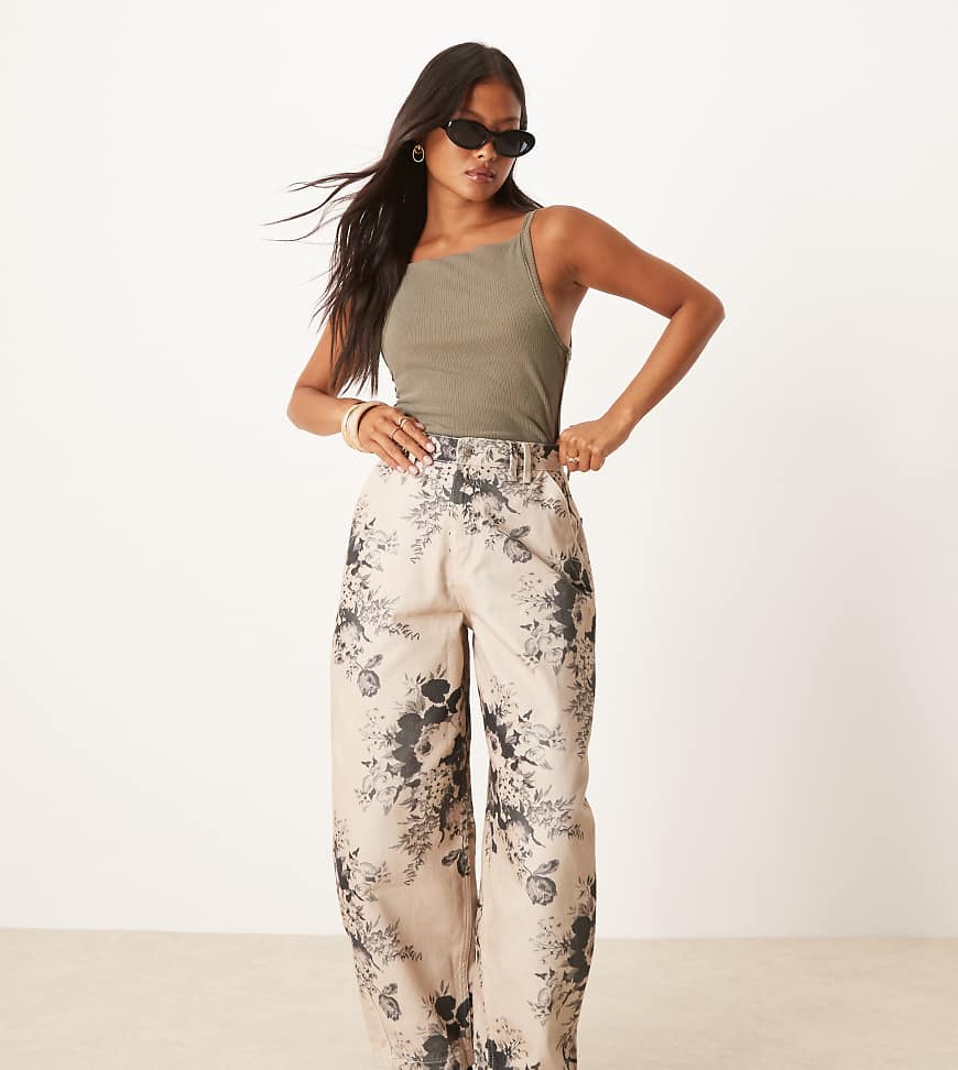 ASOS DESIGN Petite - Barrel Leg Hose in Taupe mit Blumenmuster-Braun ASOS DESIGN Petite - Barrel Leg Hose in Taupe mit Blumenmuster-Braun von ASOS DESIGN
