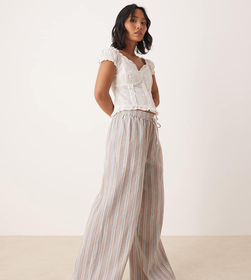 ASOS DESIGN Petite - Bunt gestreifte, strukturierte Schlupfhose in Leinenoptik mit weitem Bein von ASOS Petite