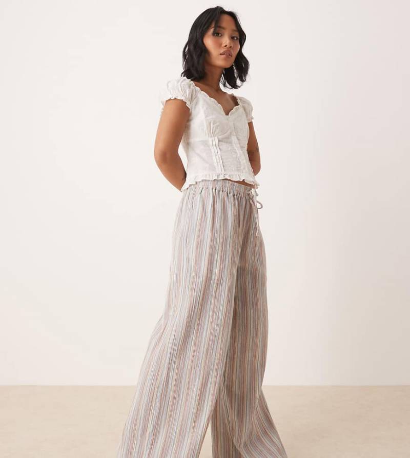 ASOS DESIGN Petite - Bunt gestreifte, strukturierte Schlupfhose in Leinenoptik mit weitem Bein von ASOS Petite