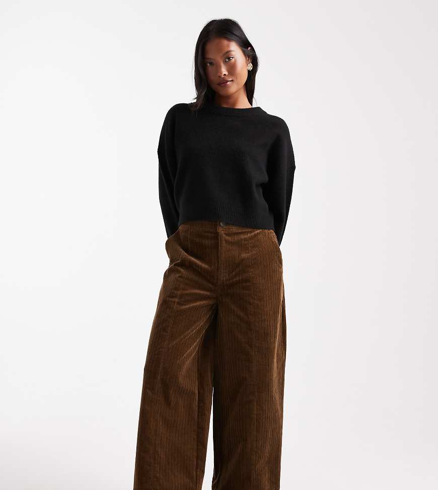 ASOS DESIGN Petite - Knöchelhohe Cordhose in Keksbraun mit weitem Bein-Neutral von ASOS Petite