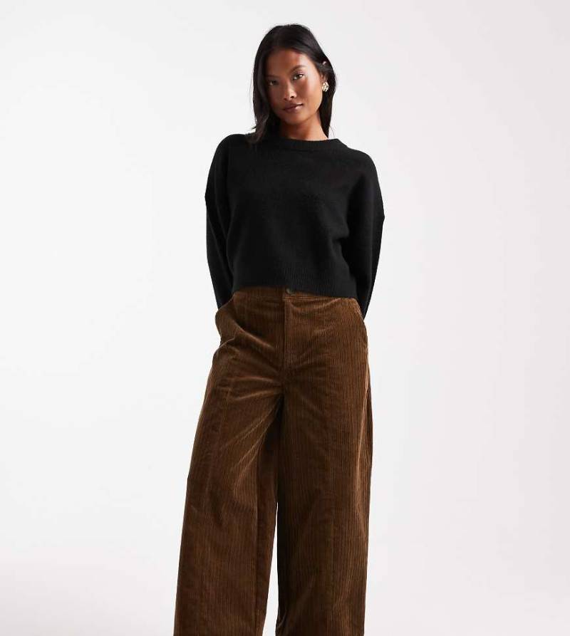ASOS DESIGN Petite - Knöchelhohe Cordhose in Keksbraun mit weitem Bein-Neutral von ASOS Petite