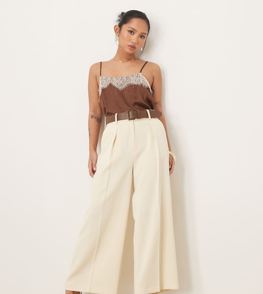 ASOS DESIGN Petite - Elegante, knöchellange Hose in Cremeweiß mit Kunstledergürtel-Keine Farbe von ASOS DESIGN