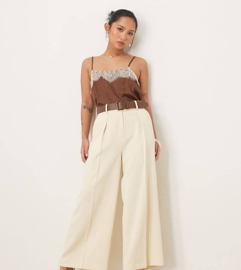 ASOS DESIGN Petite - Elegante, knöchellange Hose in Cremeweiß mit Kunstledergürtel-Keine Farbe von ASOS DESIGN