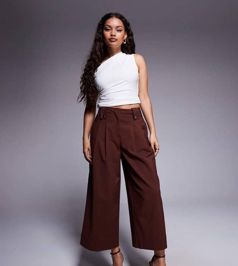 ASOS DESIGN Petite - Elegante, verkürzte Hose in Schokobraun mit Bundlasche von ASOS DESIGN